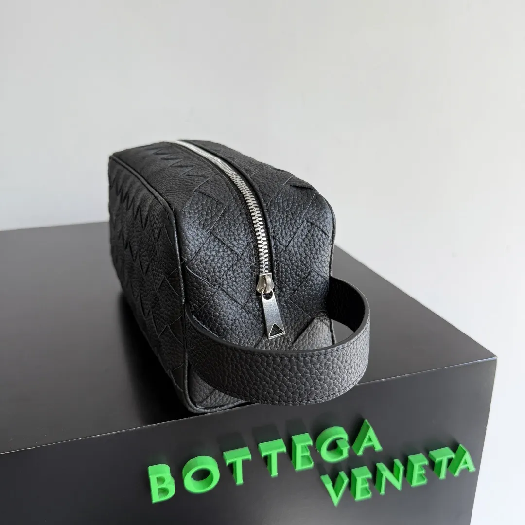 Batch 1260 BOTTEGA VENETA 2024 new INTRECCIATO classic toiletry bag, the choice of discerning people. The low-key luxury quality is the interpretation of its brand. If you like low-key BV, it is the first choice~~ Style number: 729295 Size: 26*13*10cm